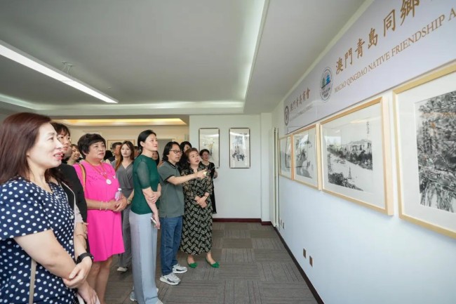 “乡携·迎75周年华诞 庆25周年回归——青澳双城中国画作品展”昨日在青岛开幕，展期至8月23日