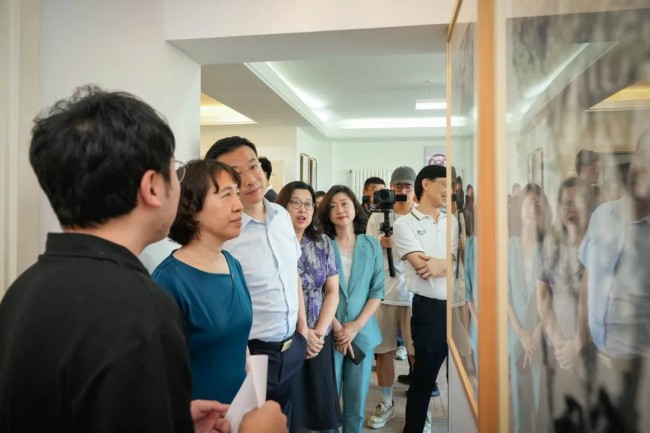 “乡携·迎75周年华诞 庆25周年回归——青澳双城中国画作品展”昨日在青岛开幕，展期至8月23日