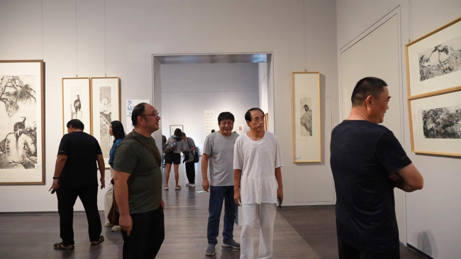 “水火既济 绘凤雕龙——中国书画与陶瓷对话展”昨日下午在山东出版美术馆开幕