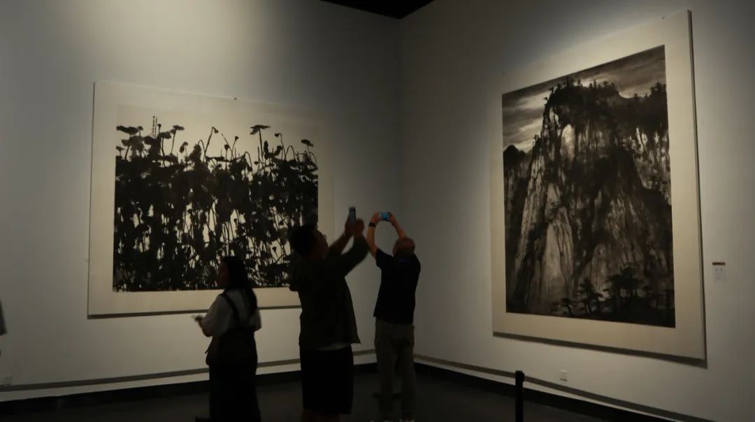 “黔山墨境——岳黔山中国画展”昨日在贵州美术馆隆重开幕