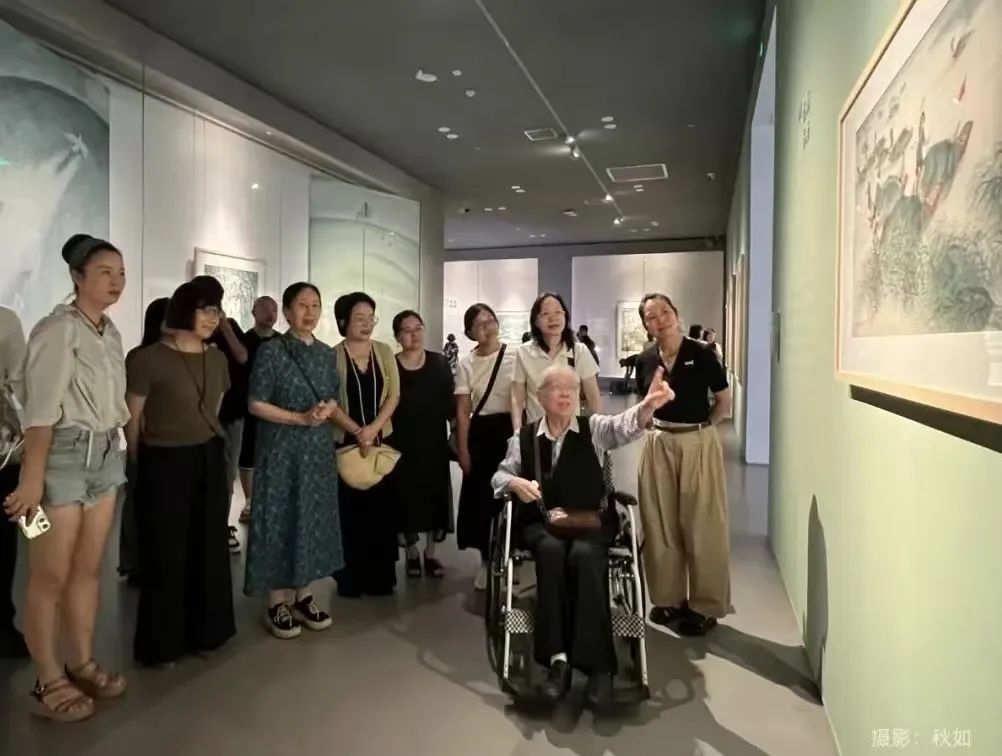 中国女画家协会主席孔紫一行参加“泥土芬芳——郑小娟艺术展”开幕式并与湖南省女画家协会交流互动