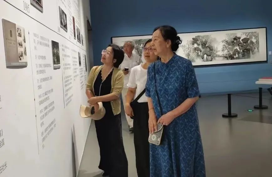 中国女画家协会主席孔紫一行参加“泥土芬芳——郑小娟艺术展”开幕式并与湖南省女画家协会交流互动