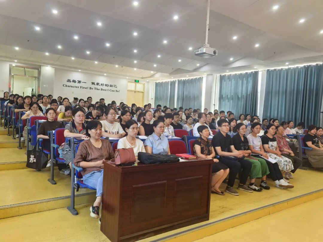 河北联邦外国语学校高一年级召开全体教师大会