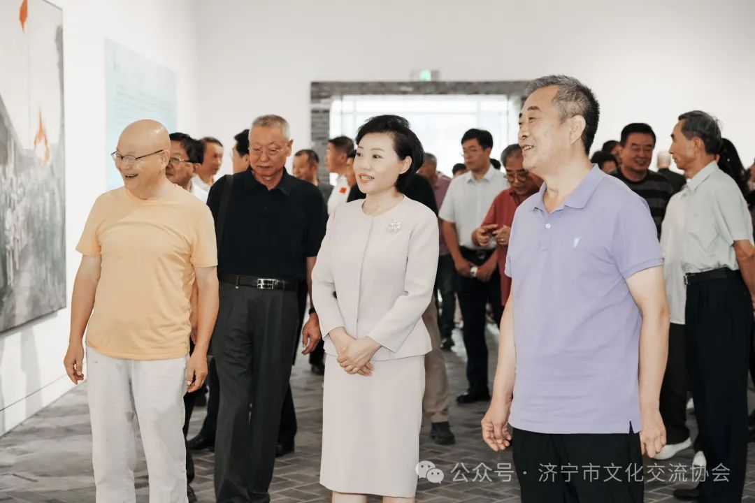 “我家就在岸上住——百年济宁油画作品展”在济宁市美术馆开幕，展期至9月8日