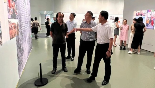 “何以燎原——‘山东风土人情油画’文献研究展”首站巡展昨日在威海开幕，座谈会同期举办