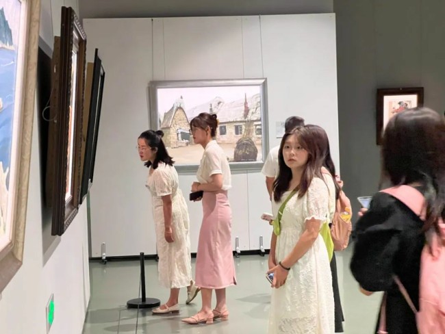 “何以燎原——‘山东风土人情油画’文献研究展”首站巡展昨日在威海开幕，座谈会同期举办