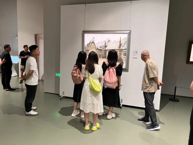 “何以燎原——‘山东风土人情油画’文献研究展”首站巡展昨日在威海开幕，座谈会同期举办