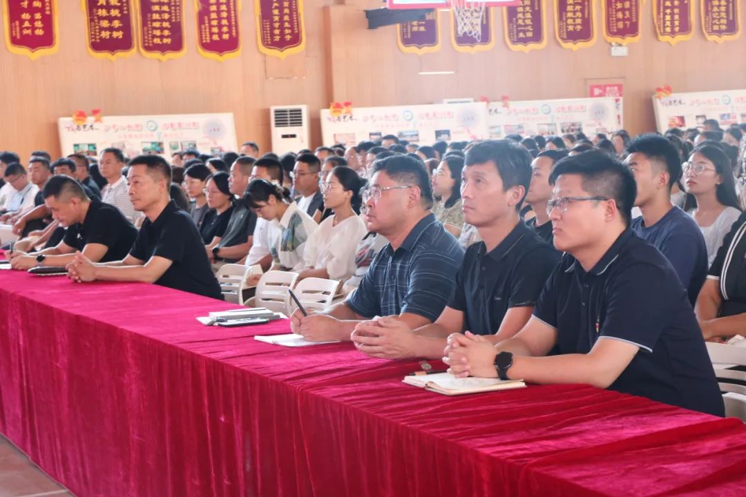 济南历城区万象新天学校召开新学年全体教师会