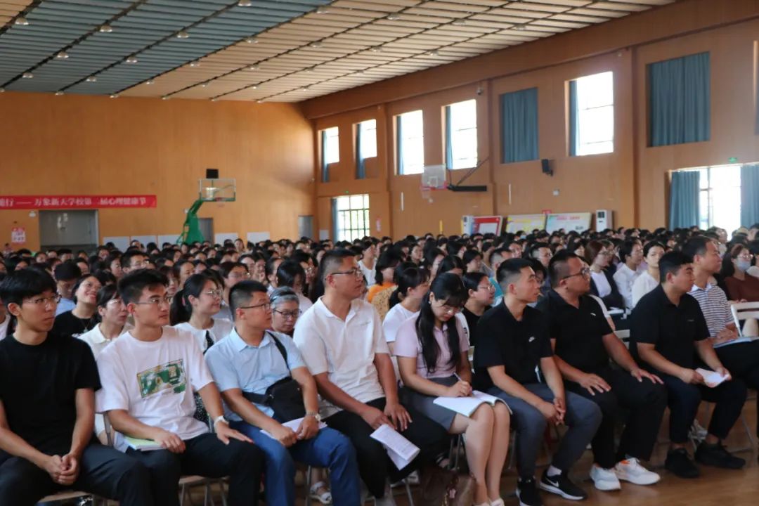 济南历城区万象新天学校召开新学年全体教师会