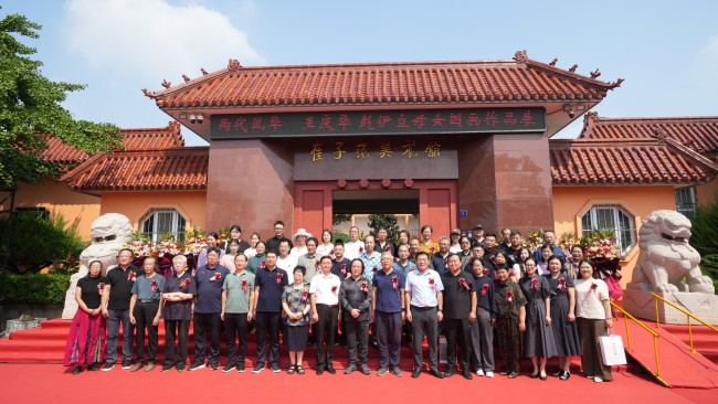 “两代风华——王庆华 赵伊立母女国画作品展”在青岛莱西市崔子范美术馆开展，展期至9月18日