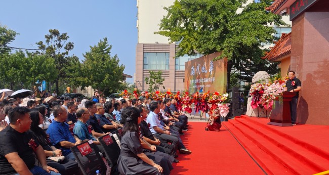 “两代风华——王庆华 赵伊立母女国画作品展”在青岛莱西市崔子范美术馆开展，展期至9月18日