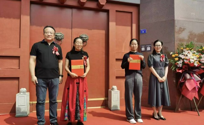 “两代风华——王庆华 赵伊立母女国画作品展”在青岛莱西市崔子范美术馆开展，展期至9月18日