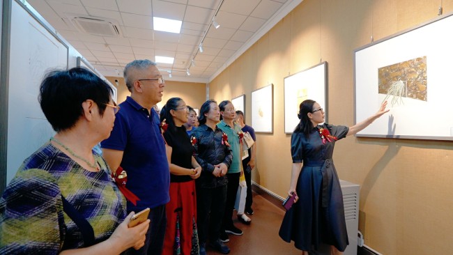 “两代风华——王庆华 赵伊立母女国画作品展”在青岛莱西市崔子范美术馆开展，展期至9月18日