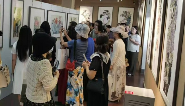 “两代风华——王庆华 赵伊立母女国画作品展”在青岛莱西市崔子范美术馆开展，展期至9月18日