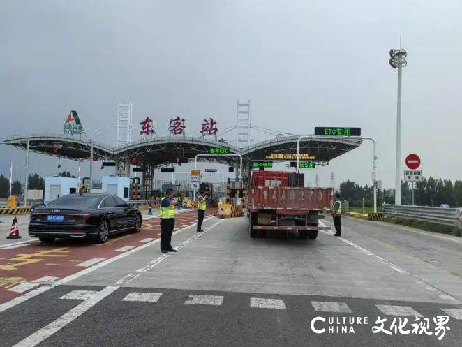 全力护航“小萌新”开学报到——山东高速股份为莘莘学子撑起“平安出行保护伞”