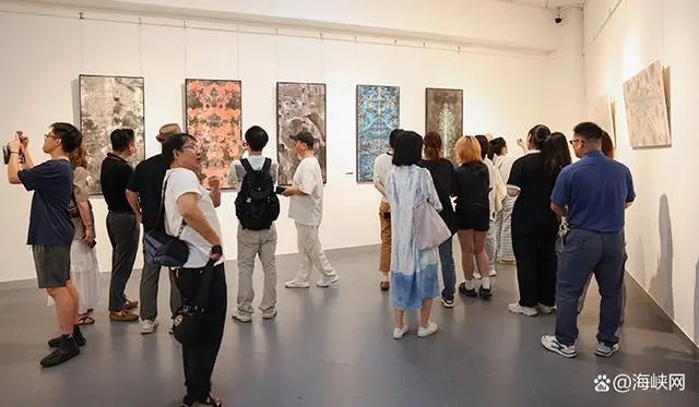 “心手之间——当代水墨五人展”昨日在福建师大美术馆开幕，展期至10月9日