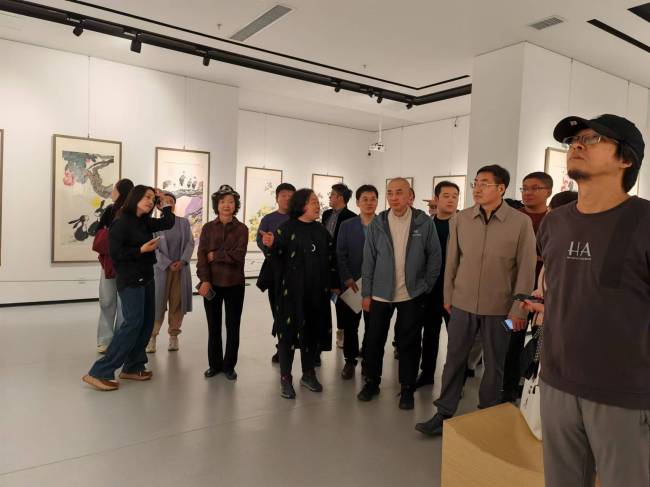 “齐风京韵——齐辛民艺术中心大写意花鸟画高研班第十届师生展”昨日在济南开幕