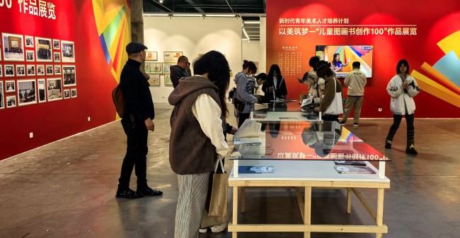 “以美筑梦——‘儿童图画书创作100’作品展览”巡展昨日在鲁迅美术学院大连校区开幕，展期至11月15日