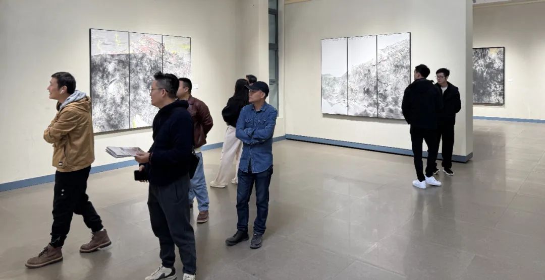 “在匡庐·两个人的风景——徐榕 霍标水墨作品展”昨日在江西九江美术馆开展，展期至11月24日