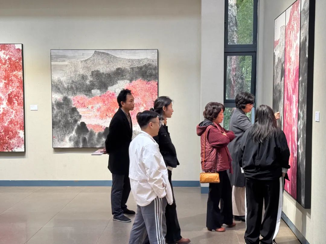 “在匡庐·两个人的风景——徐榕 霍标水墨作品展”昨日在江西九江美术馆开展，展期至11月24日