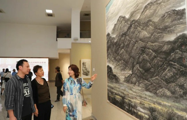 “壮游与沉思——方土、李长松中国画作品联展”昨日在广东肇庆美术馆开幕，展期至11月28日