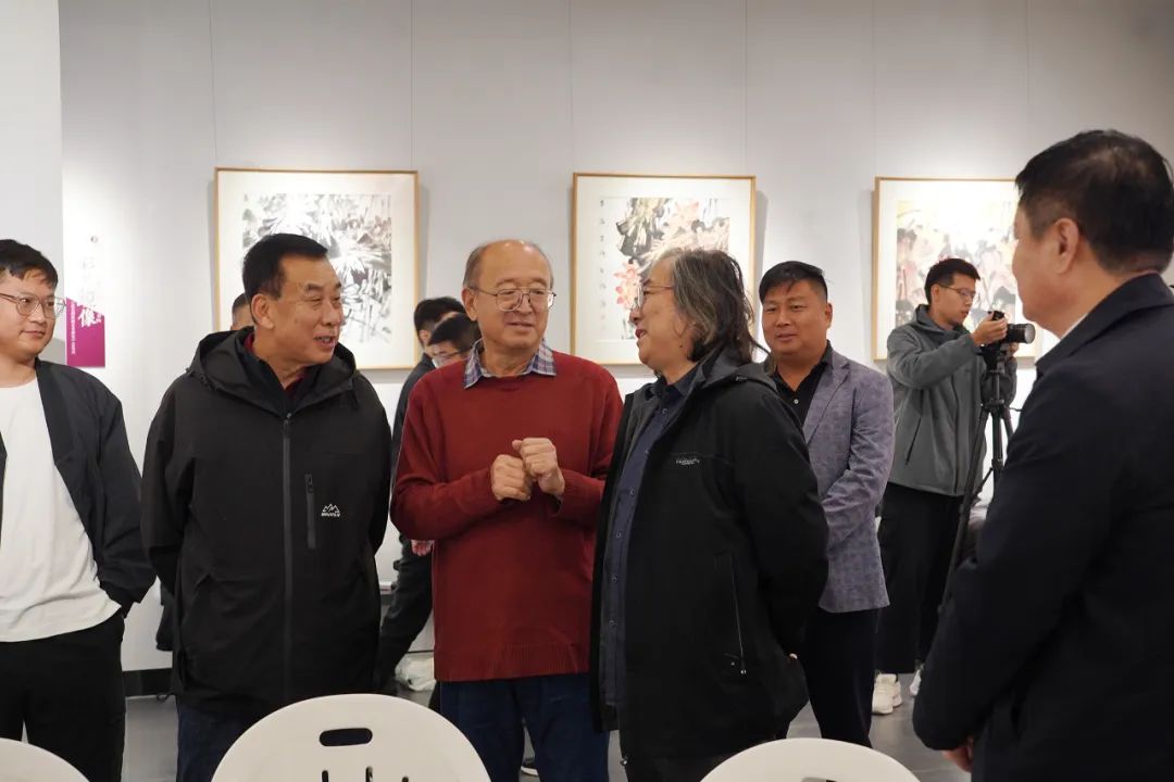 “彩墨镜像一一赵先闻别样之荷品鉴会暨 《 赵先闻绘画艺术研究 》 首发式”今日在济南大美墨韵艺术空间举办