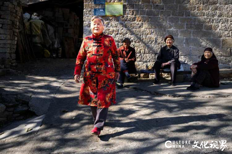 镜头中的温暖与力量——乡土峨庄的影像坚守（中）