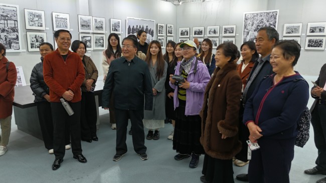 一场心灵对话的主题党日活动在《黄河儿女》王超英摄影展现场举行