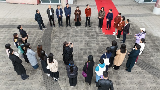 一场心灵对话的主题党日活动在《黄河儿女》王超英摄影展现场举行