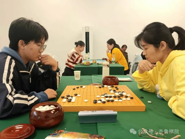 “棋盘仙弈”半岛城市围棋公开赛在青岛崂山开枰，五大城市战队激战正酣