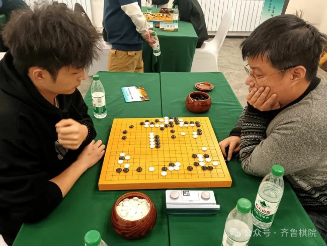 “棋盘仙弈”半岛城市围棋公开赛在青岛崂山开枰，五大城市战队激战正酣