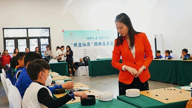 美女棋手展现靓丽风景，青岛崂山掀起围棋热潮