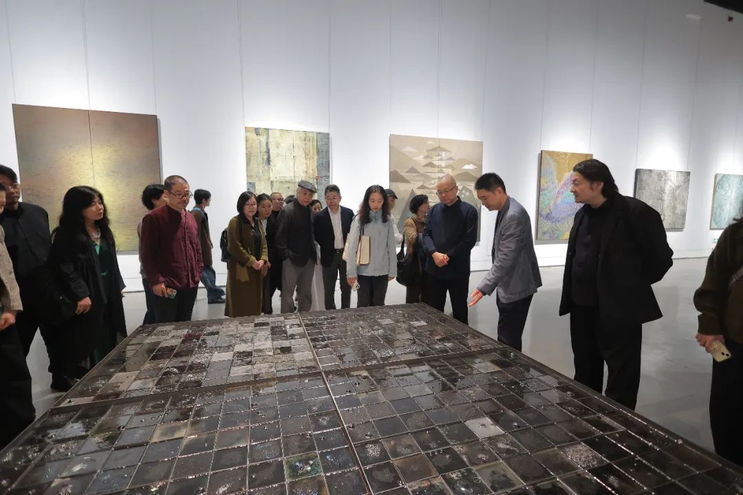 第五届全国综合材料绘画双年展在宁波美术馆开幕，展期至12月8日