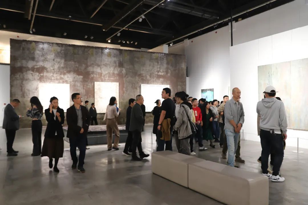 第五届全国综合材料绘画双年展在宁波美术馆开幕，展期至12月8日