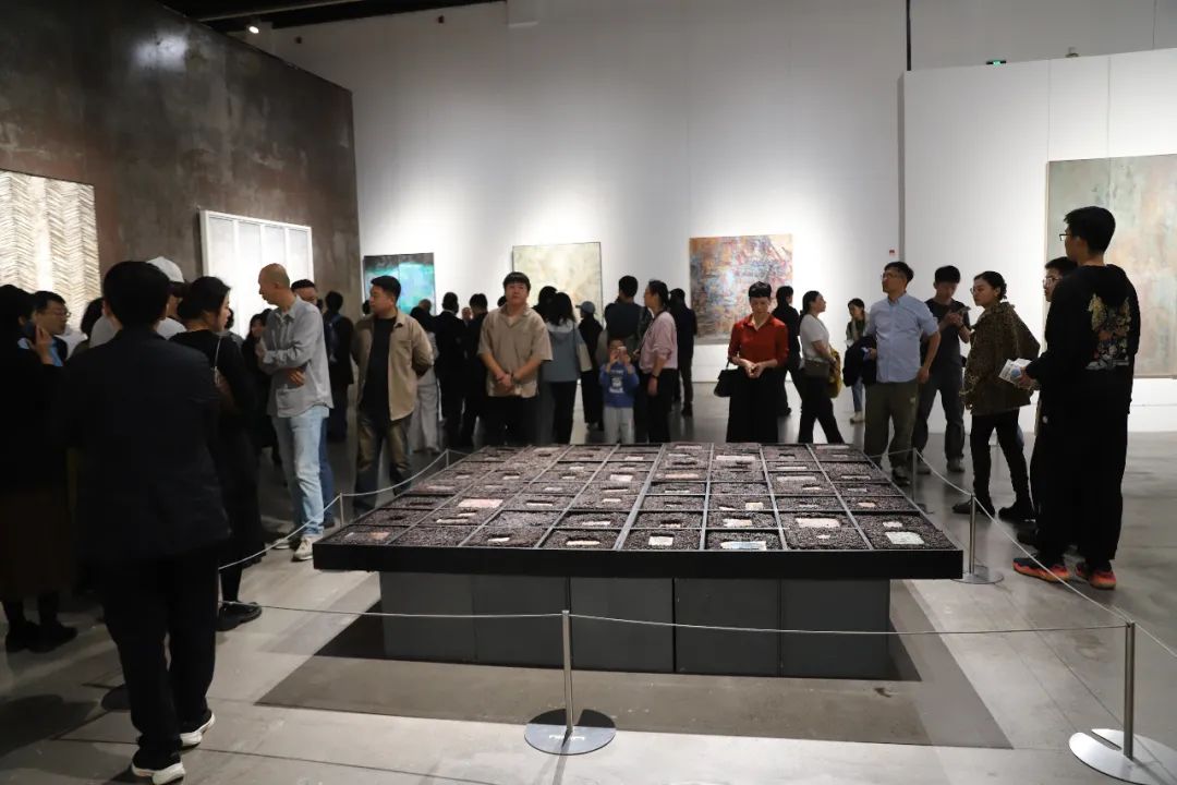 第五届全国综合材料绘画双年展在宁波美术馆开幕，展期至12月8日