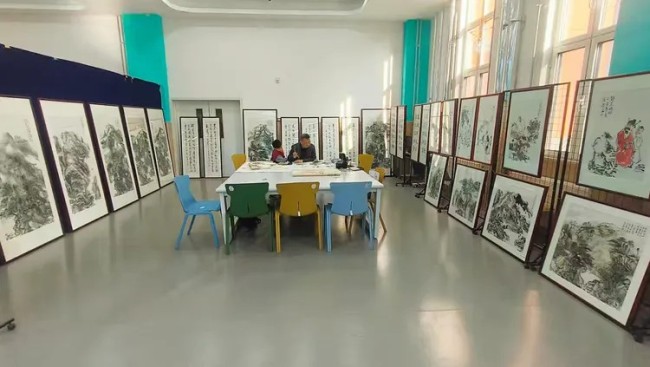 “盛洪义书画篆刻邀请展”在济南高新区金谷小学开展