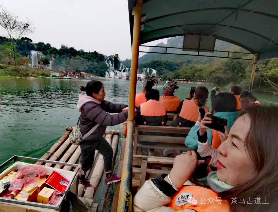 与舒建新一同领略广西德天跨国大瀑布的壮观，感受大自然的鬼斧神工