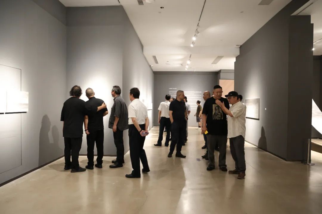 “此起彼伏——丁设、杜松儒、王敏杰绘画作品展”昨日在绍兴诸暨开幕