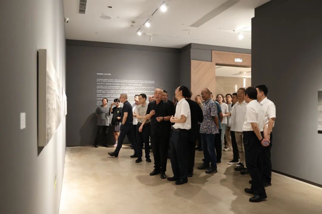 “此起彼伏——丁设、杜松儒、王敏杰绘画作品展”昨日在绍兴诸暨开幕