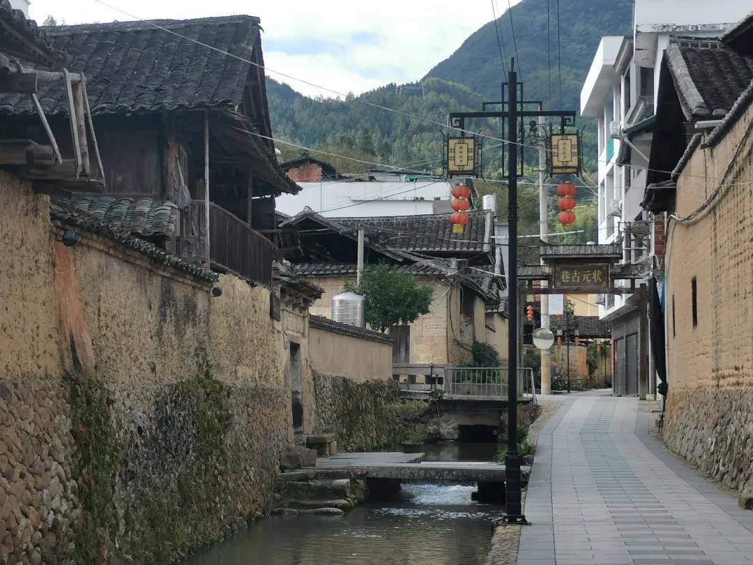 福建师大叶茂林教授携研究生团队“笔墨绘西浦”，绽乡村美育“繁花盛景”