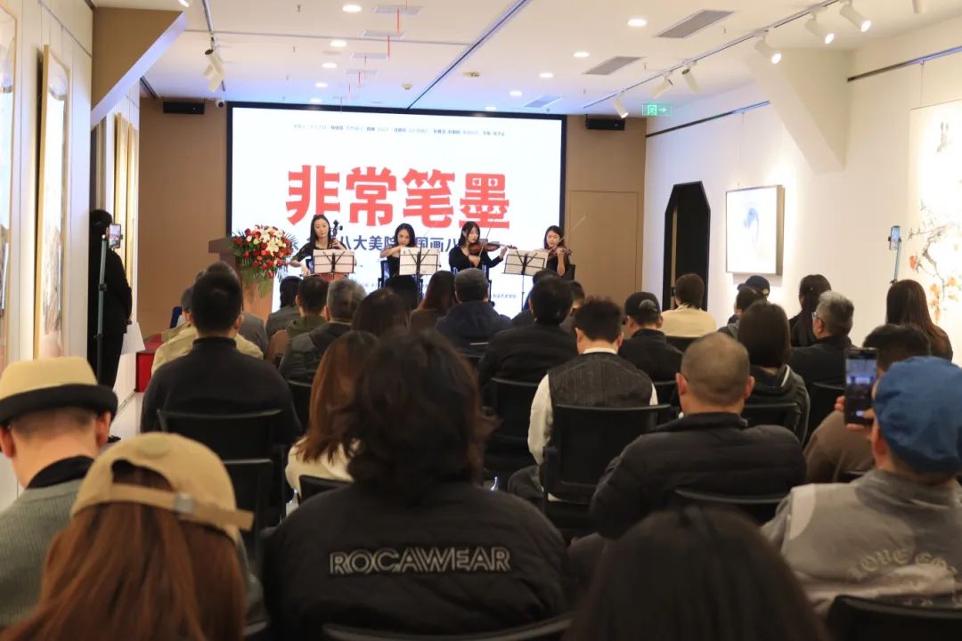 “非常笔墨——全国八大美院中国画八人展”昨日在武汉中佳美术馆开幕