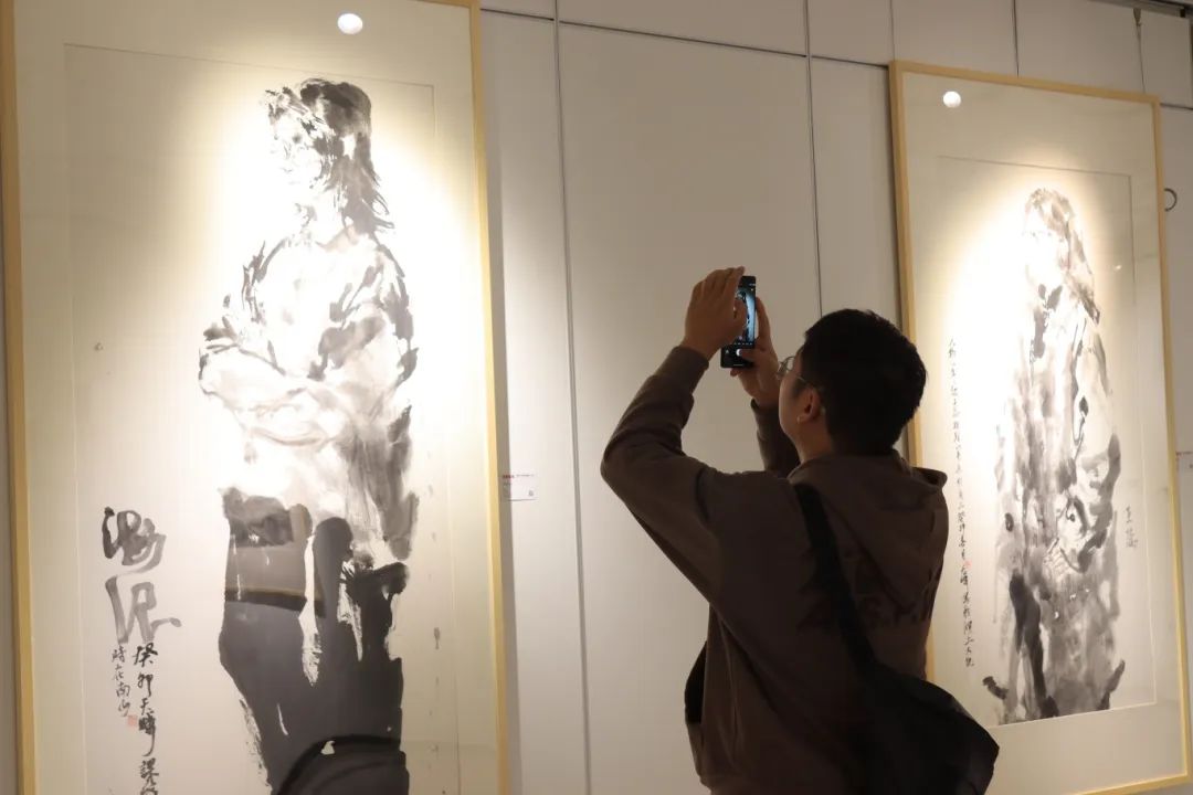 “非常笔墨——全国八大美院中国画八人展”昨日在武汉中佳美术馆开幕