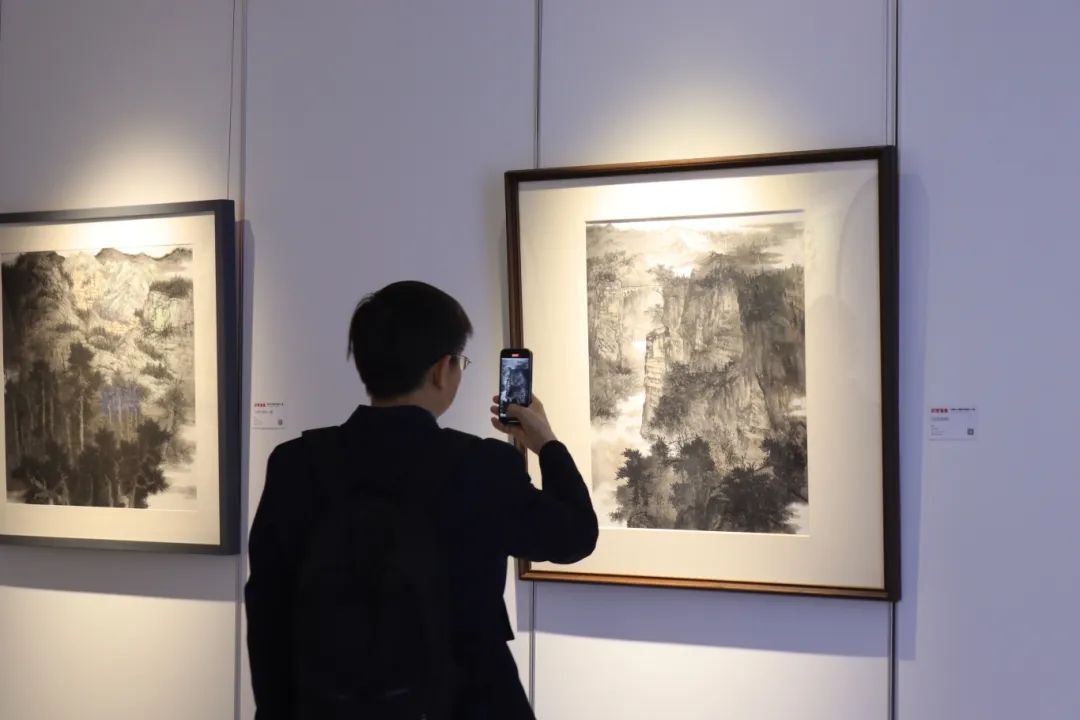 “非常笔墨——全国八大美院中国画八人展”昨日在武汉中佳美术馆开幕