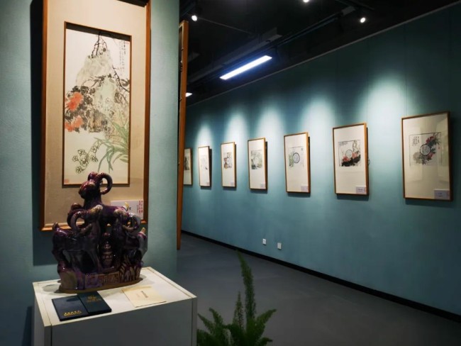 “山青花燃、墨彩金声——贾发军中国画精品展”今日下午在郑州市政协嵩山书画院开展