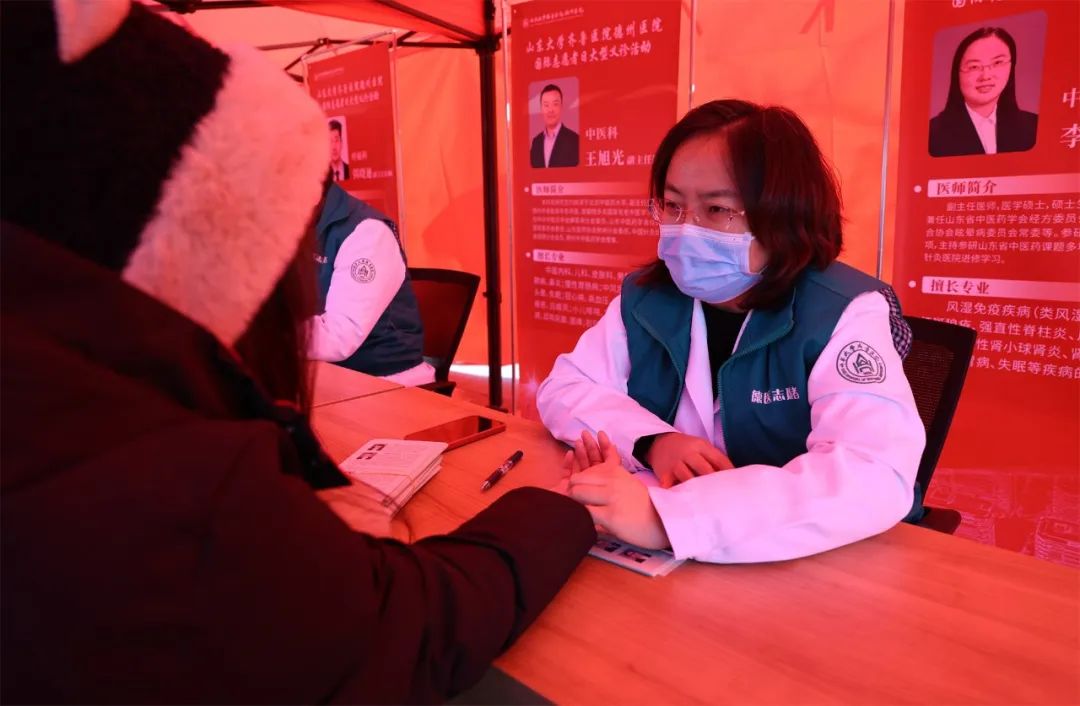 山东大学齐鲁医院德州医院国际志愿者日大型义诊活动在中心院区举行