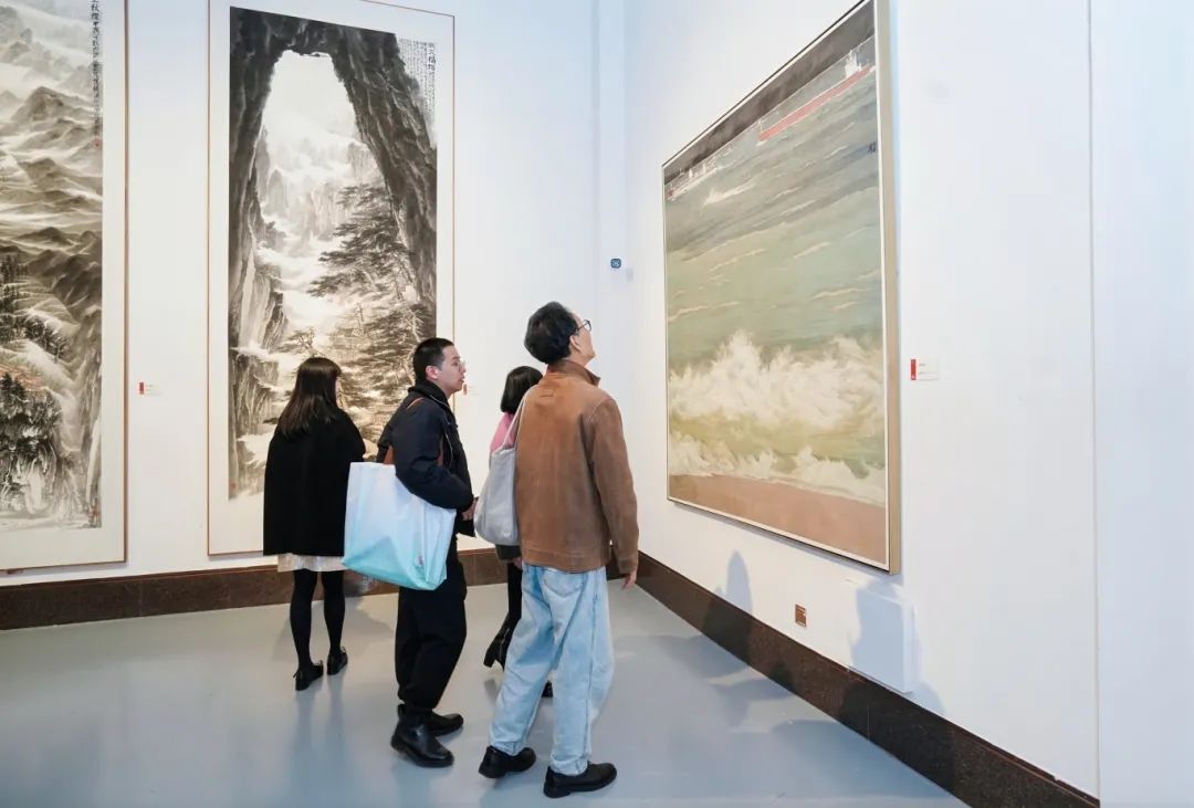 “湖山胜处——浙江画院四十年成果汇报展”昨日在浙江展览馆启幕