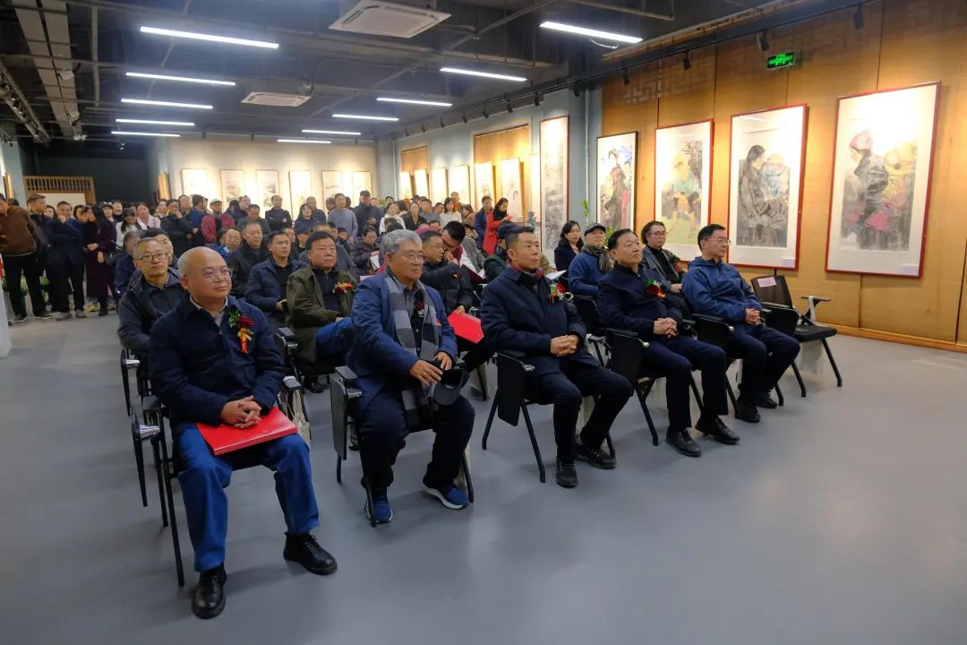 “山青花燃 墨彩金声——贾发军中国画精品展”昨日在郑州开幕