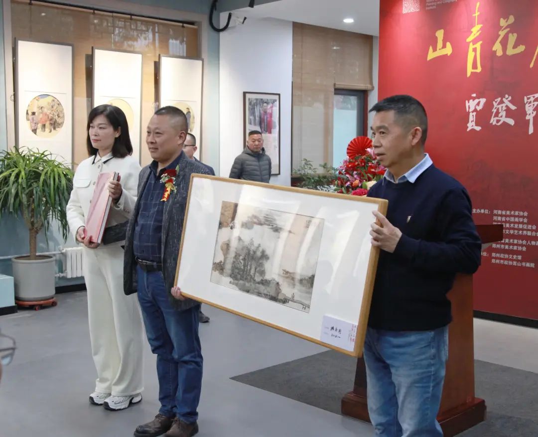 “山青花燃 墨彩金声——贾发军中国画精品展”昨日在郑州开幕