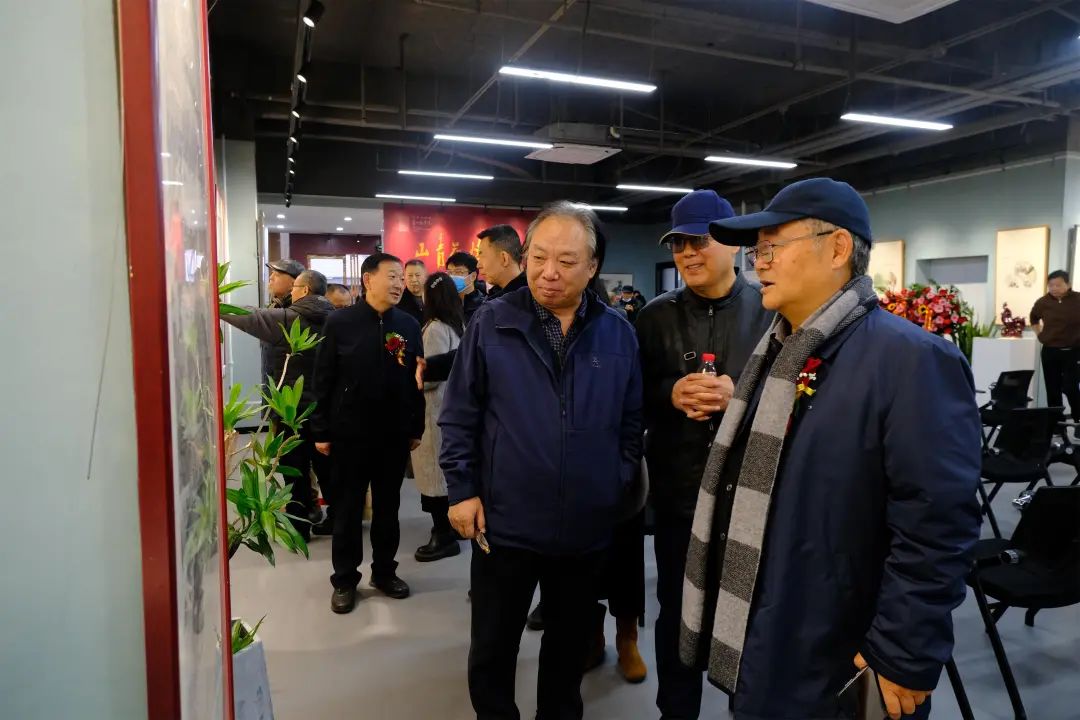 “山青花燃 墨彩金声——贾发军中国画精品展”昨日在郑州开幕