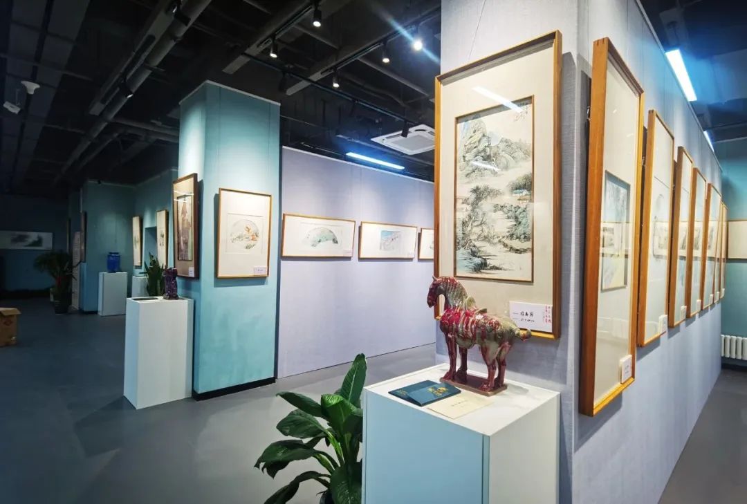 “山青花燃 墨彩金声——贾发军中国画精品展”昨日在郑州开幕